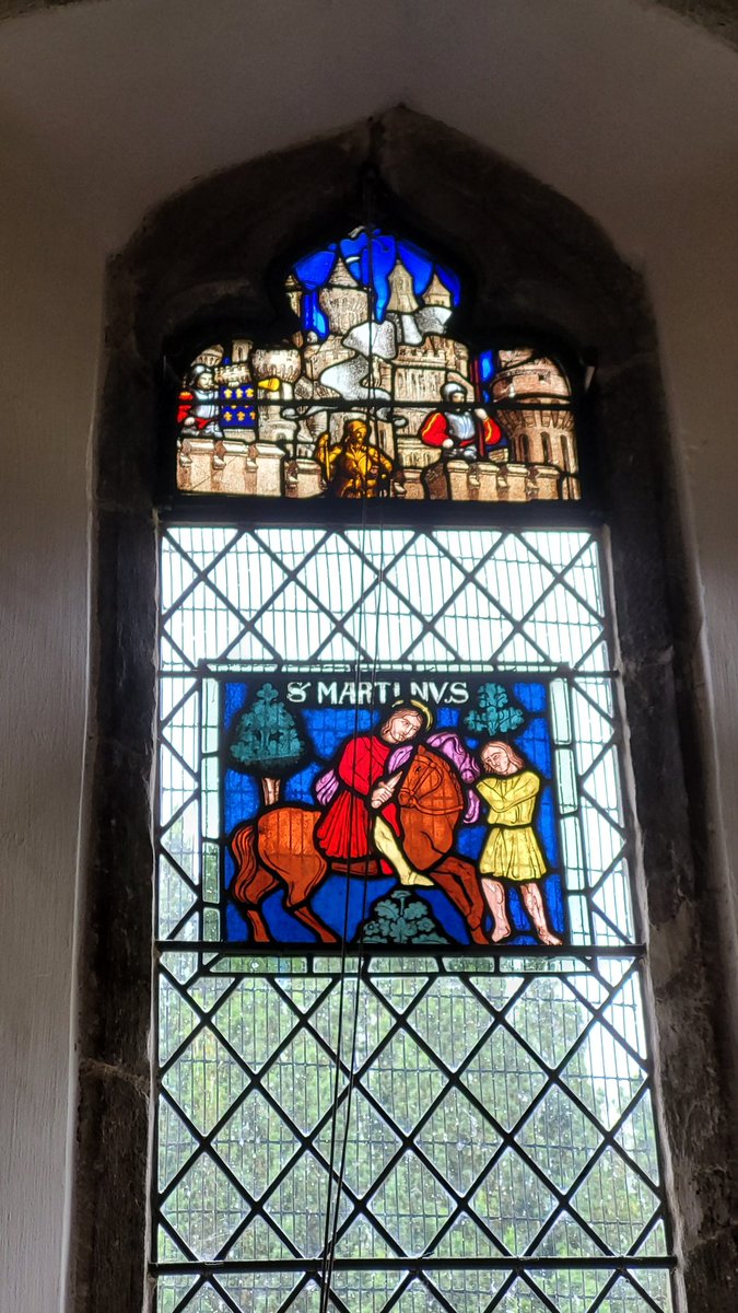 For #StainedGlassSunday, scenes of a walled city & St Martin and the Beggar.

Medieval glass from Chartres Cathedral - inserted into the NW nave of St Martin's Church, Canterbury, c. 1980. Gifted to replace a window lost in 1942.

#StainedGlassSpolia #MedievalGlass #KentChurches