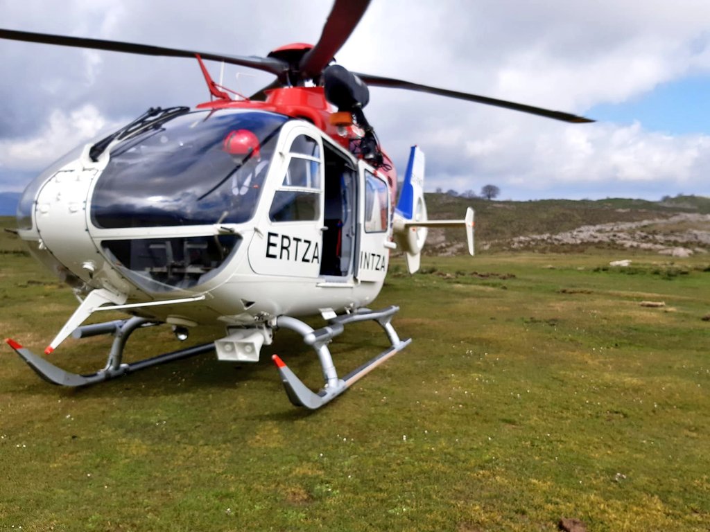 Zer laguntza mota jaso nahi duzu mendian arazoren bat duzunean? Gure helikopteroek biren ordez erreskatatzaile bakarra eraman dezakete jada, berritze falta dela eta.
Arriskua ⬆️⬆️, laguntzaren kalitatea ⬇️⬇️.
Eskatzen ditugun hobekuntzak zuretzat eta zure etxekoentzat ere badira.