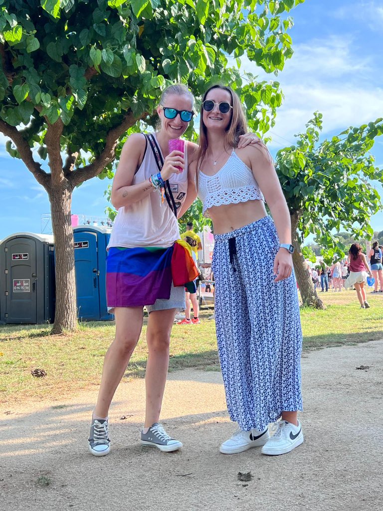 mlladonet10's tweet photo. @CanetRock_ Perquè la meva felicitat sempre serà major si és compartida. Si veig que la gent que m’envolta gaudeix, jo gaudeixo el doble! #CametRock023 #Primas #Familia #Siiis 🤘🏻🩵🎉 https://t.co/r94nfxfr6N