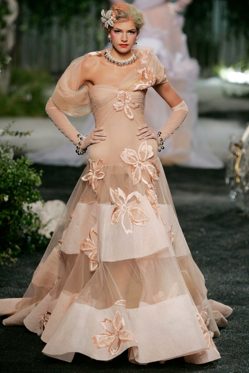 aemisias's tweet photo. Christian Dior, FW05 https://t.co/Qb8Uq97W1K