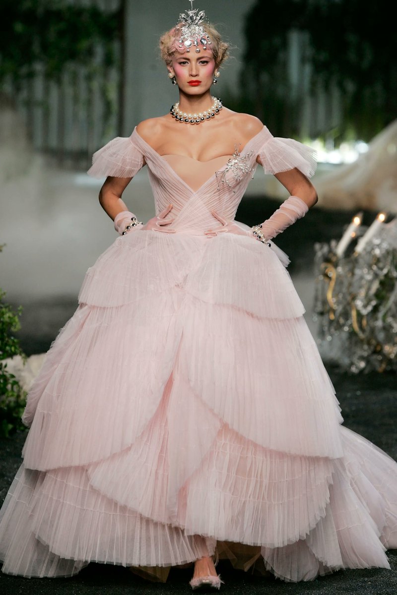 aemisias's tweet photo. Christian Dior, FW05 https://t.co/Qb8Uq97W1K