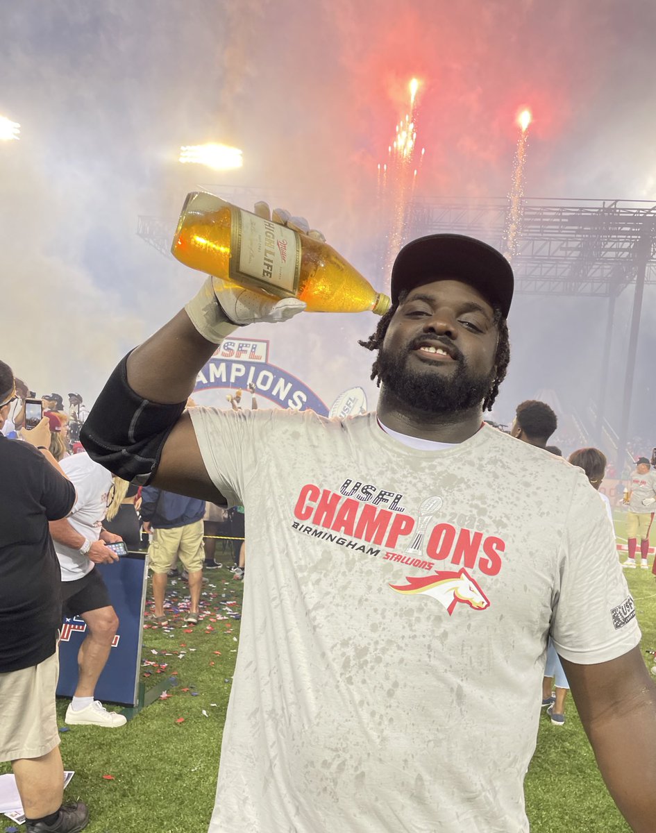 Willie Yabary clutching a 40-ounce after going back-to-back as <a href="/USFL/">USFL</a> Champ: