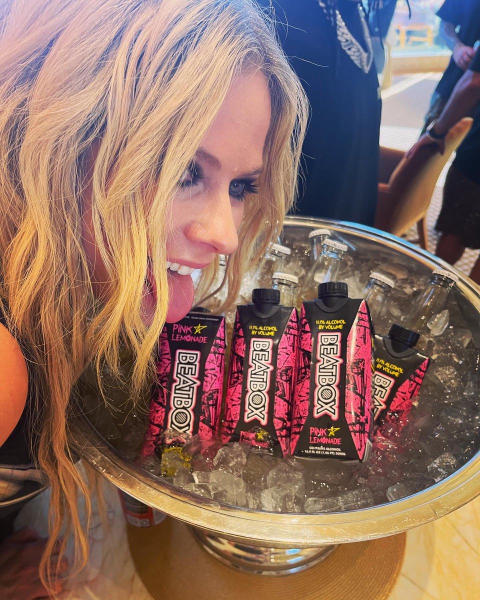 AvrilLavigne's tweet photo. Have you tried the drink of the summer yet? @BeatboxBevs 💖🍋 

https://t.co/0T9aK7o9Qj https://t.co/IeReqQUnN5