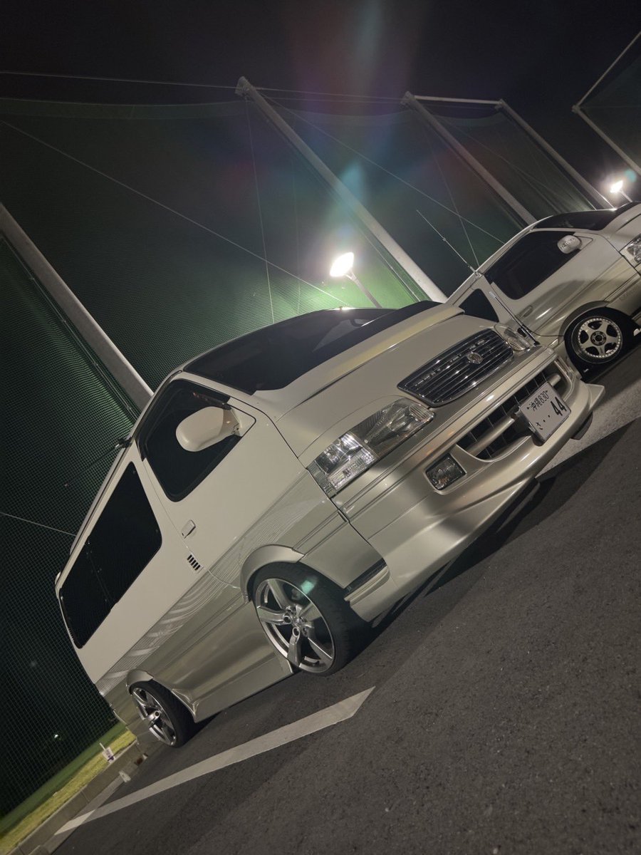 Daaiki8008's tweet photo. 自分好みに仕上がってていいね〜👍これぐらいやらないと車乗ってて面白くない！
ホイール入れて車高下げるだけだったのに、毎回乗る車はこうなる😭
#兄弟車
#ハイエース
#沖縄
#自己満足 https://t.co/IG6yhxyUa9