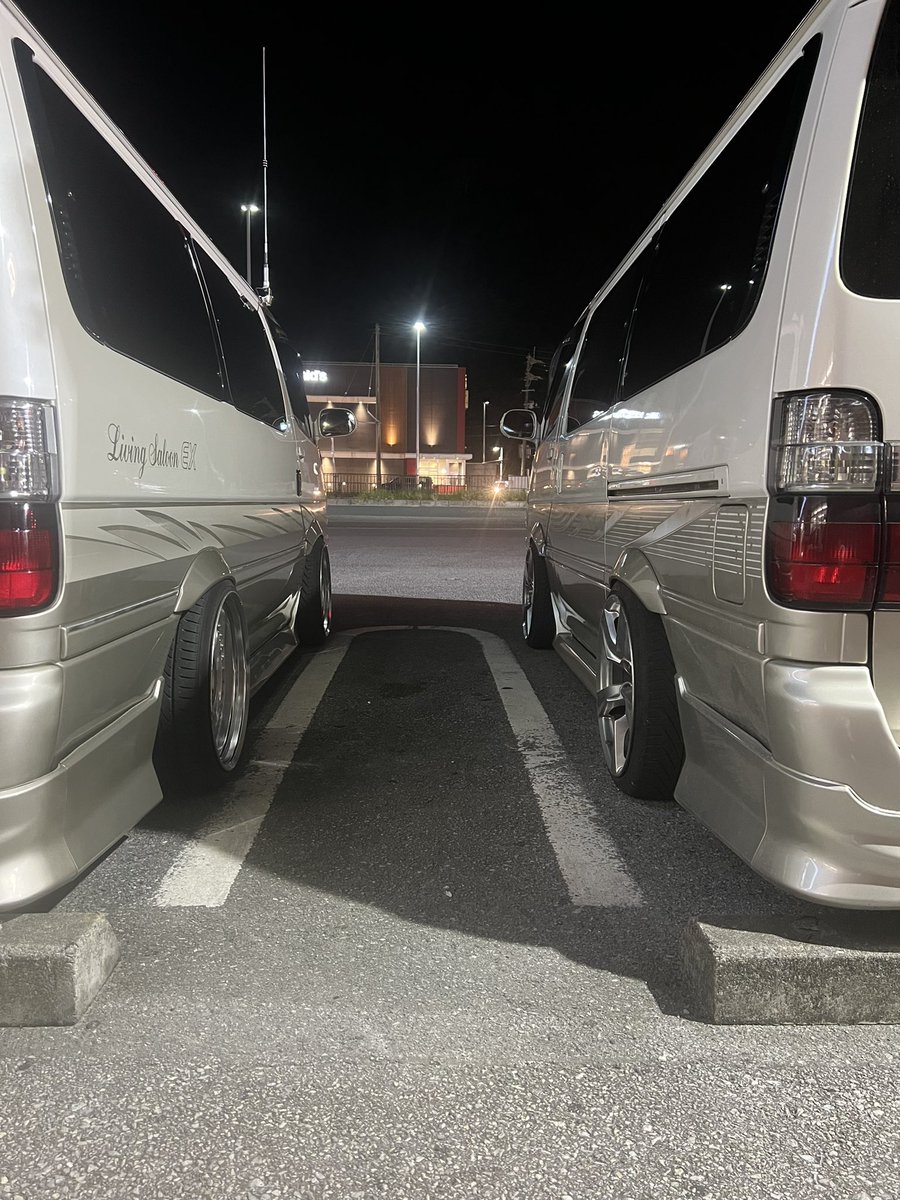 Daaiki8008's tweet photo. 自分好みに仕上がってていいね〜👍これぐらいやらないと車乗ってて面白くない！
ホイール入れて車高下げるだけだったのに、毎回乗る車はこうなる😭
#兄弟車
#ハイエース
#沖縄
#自己満足 https://t.co/IG6yhxyUa9