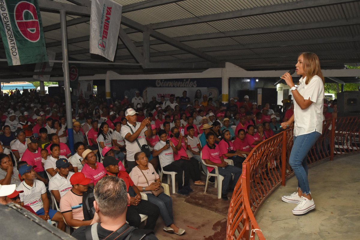 YanibelAbrego's tweet photo. Sin distracciones, aquí seguimos imparables… 

Ni la lluvia detuvo a la familia @CaDemocratico de #Coclé para reunirnos hoy y reforzar nuestro compromiso para este 9 de julio en la casilla 4️⃣✅. 

Avanzamos enfocados en la victoria y devolverle junto a @rmartinelli los mejores días a los panameños.