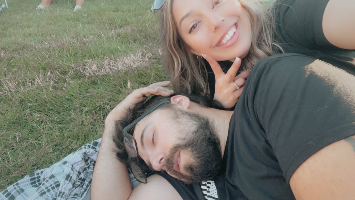 Jessicaholzman's tweet photo. Found my twin at the nickelback concert https://t.co/Og6iZD0Z3w