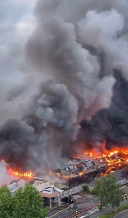 Para imigrant2 bangsat yg rusuh di Perancis baiknya ditendang pulang ke asalnya. Ingat! Apapun masalahnya anda cuma tamu. Itu bukan negara aslimu, dan Perancis membuka pintu supaya anda bisa memulai hidup baru!