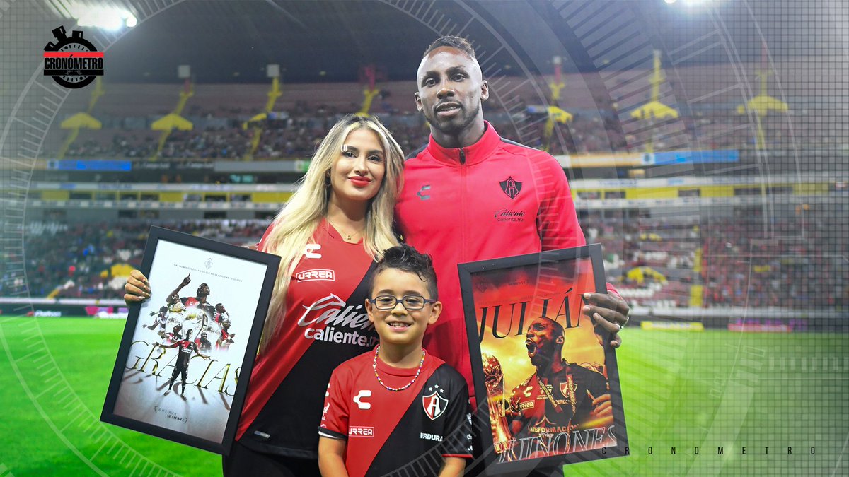 ESPN_Cronometro's tweet photo. ❤️ Julián Quiñones recibió una emotiva despedida de la afición del Atlas.... 

¿Es el mejor jugador en la historia del club?

🔄 Sí.
❤️ No. https://t.co/vcA64UkRP8