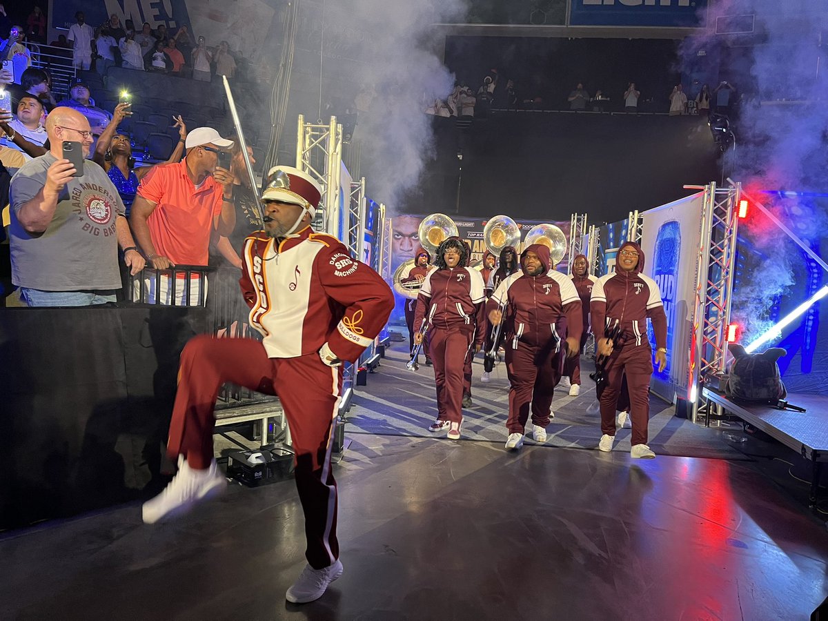 TylerSeggerman's tweet photo. The moment we’ve all been waiting for! Jared “The Real Big Baby” Anderson has arrived…
The Toledo native is seeking his 15th consecutive knockout (14-0 record entering tonight) in front of the home crowd #TopRank #419Boxing
P.S. What an entrance & tribute to his former HS‼️ https://t.co/uFvPKn7wBt