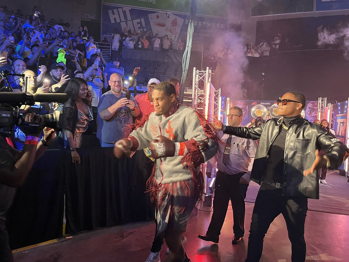TylerSeggerman's tweet photo. The moment we’ve all been waiting for! Jared “The Real Big Baby” Anderson has arrived…
The Toledo native is seeking his 15th consecutive knockout (14-0 record entering tonight) in front of the home crowd #TopRank #419Boxing
P.S. What an entrance & tribute to his former HS‼️ https://t.co/uFvPKn7wBt