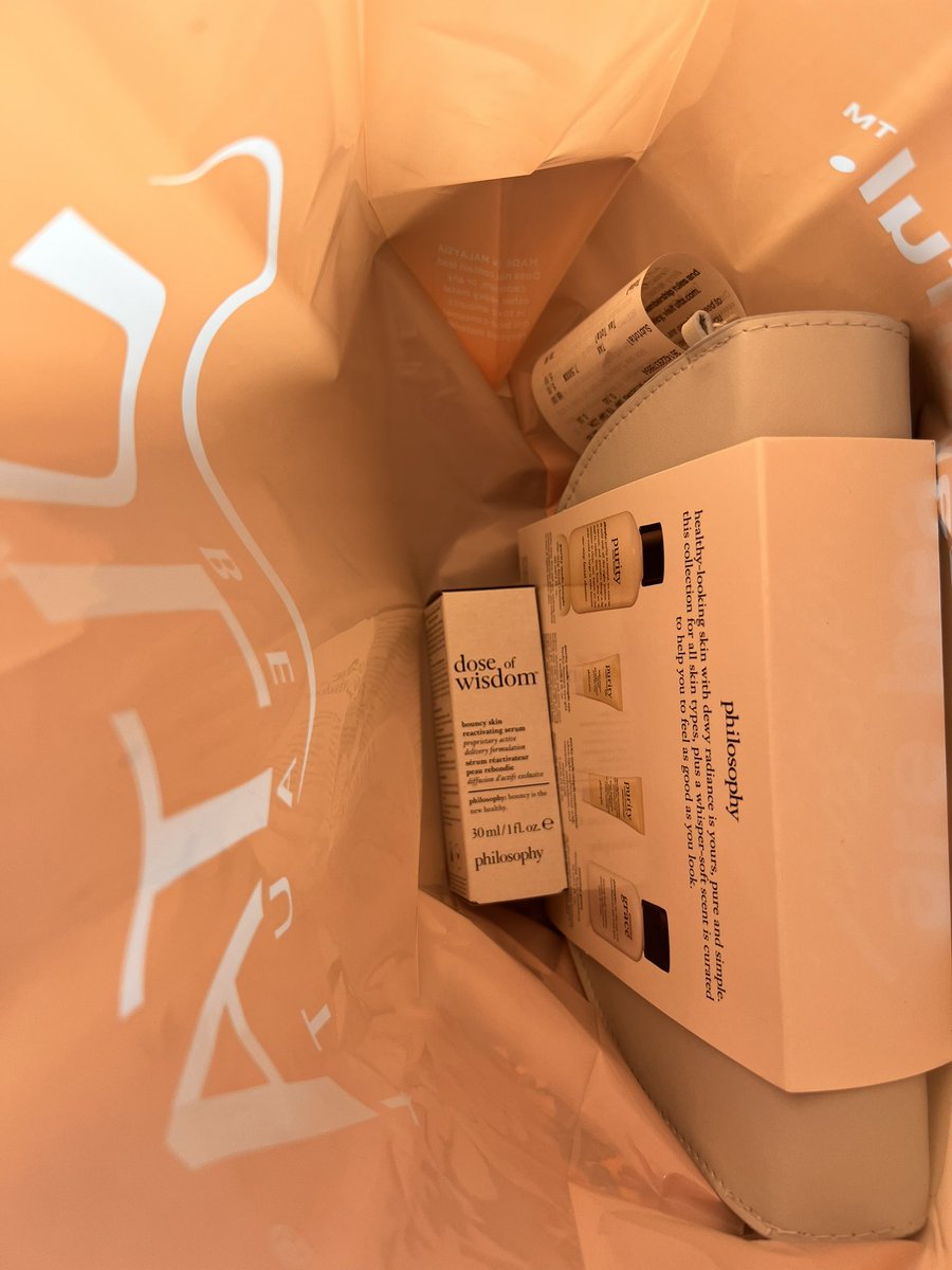kitteninChrist's tweet photo. Got this great deal from @ultabeauty today, buy any Hope collection of @lovephilosophy get a free gift bag of pure and simple daily essentials package ๐first time using this since #Jeffsatur is Friend of #lovephilosophy
#jefflovesphilosophysea
#bouncyskinisin
#boostofhope https://t.co/Exk206Axcn