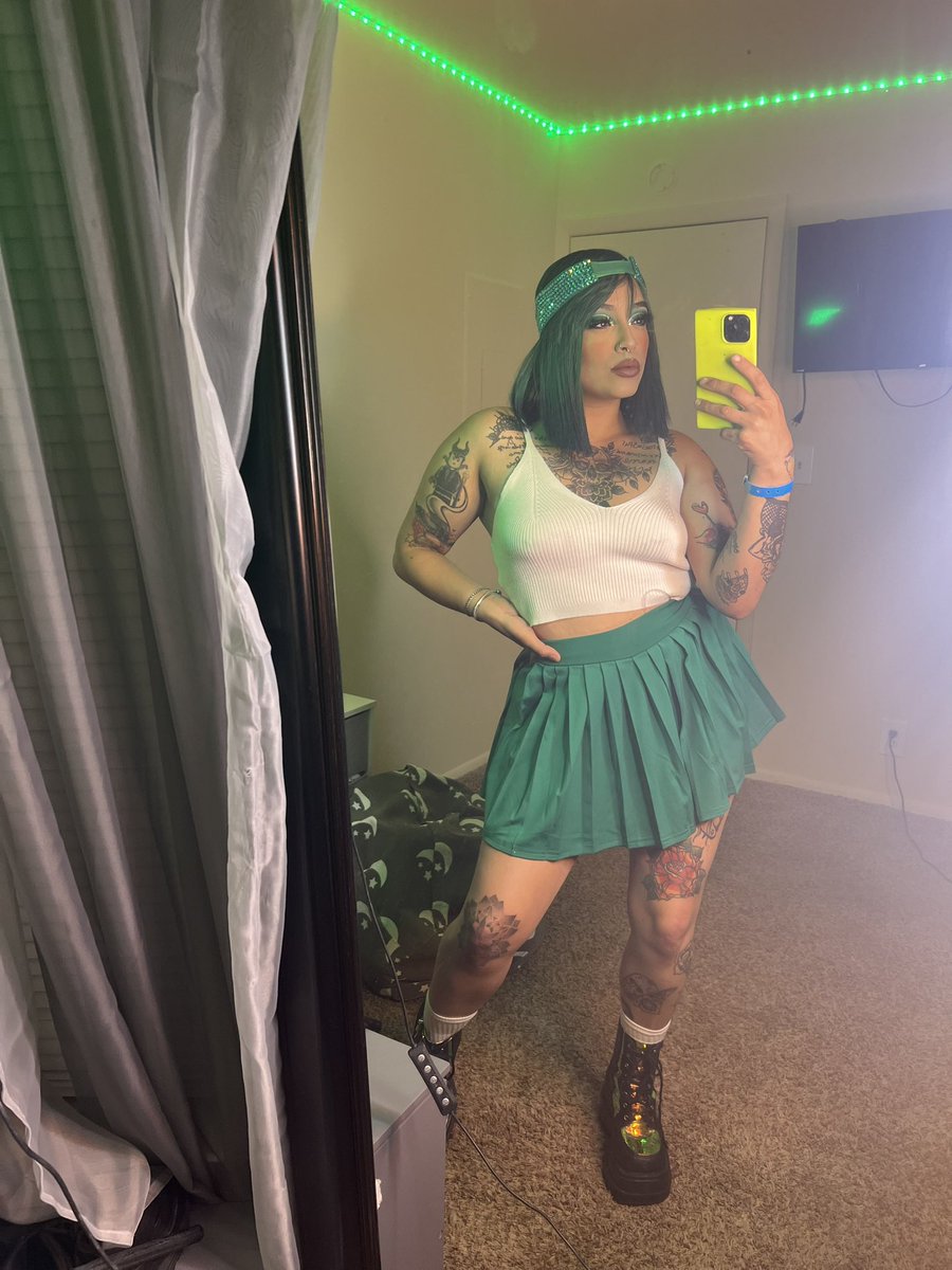 KekaaEnid's tweet photo. Me fui a trabajar bien linda hoy 🍀🌿💚🖤 https://t.co/L09PAIGq6K