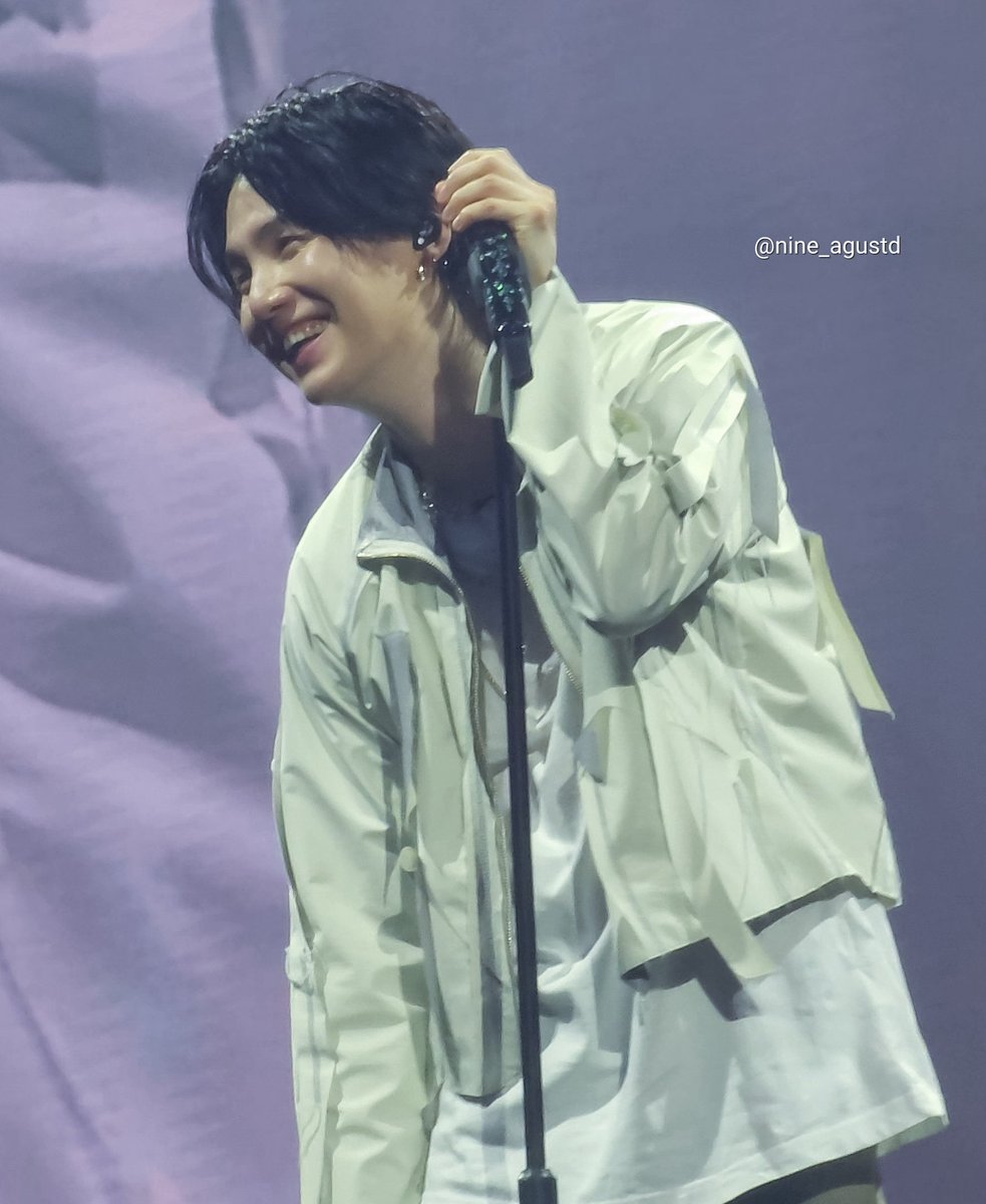 nine_agustd's tweet photo. 네가 이렇게 웃는 날이 더 많았으면 해 
#SUGA_AgustD_TOUR 
#SUGA #AgustD https://t.co/HOj86kSGQi
