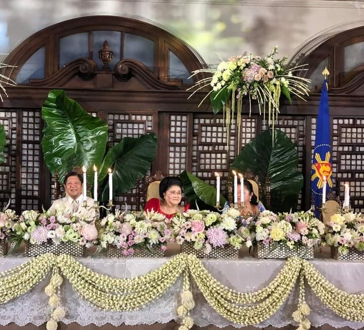 MashaMasha2022's tweet photo. Bongga Ng birthday ng Convicted 
Plunderer.... Gumastos Pa ata sa mga  bulaklak gamit ang Buwis ng bayan... 

Nakakadiri.
Nakakasuka. https://t.co/vzxDsl5ILf