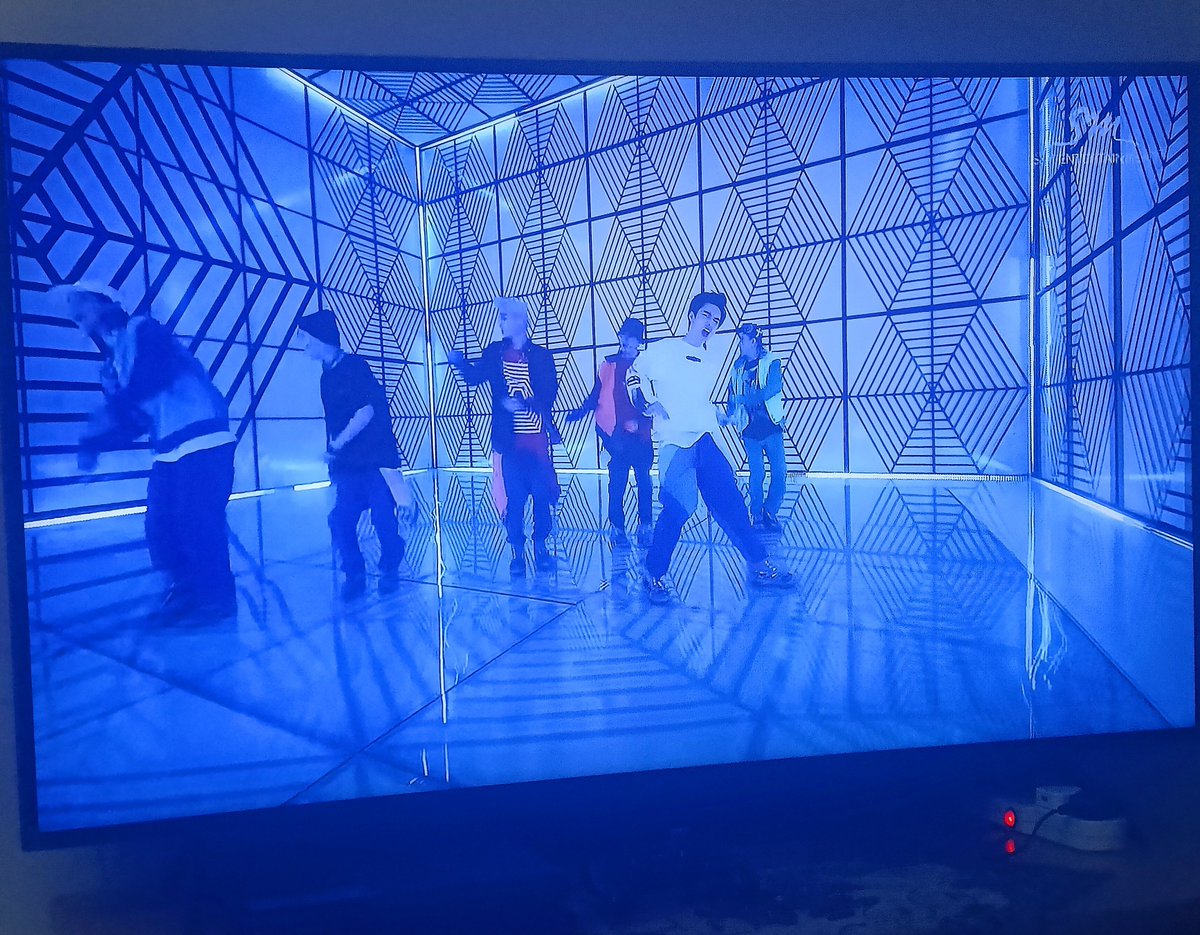 ShoExJi's tweet photo. عمالة اتفرج على اكسو على التليفزيون بأعلى جودة وفي قمة سعادتي 👍❤️
@weareoneEXO https://t.co/y2kQesySeM