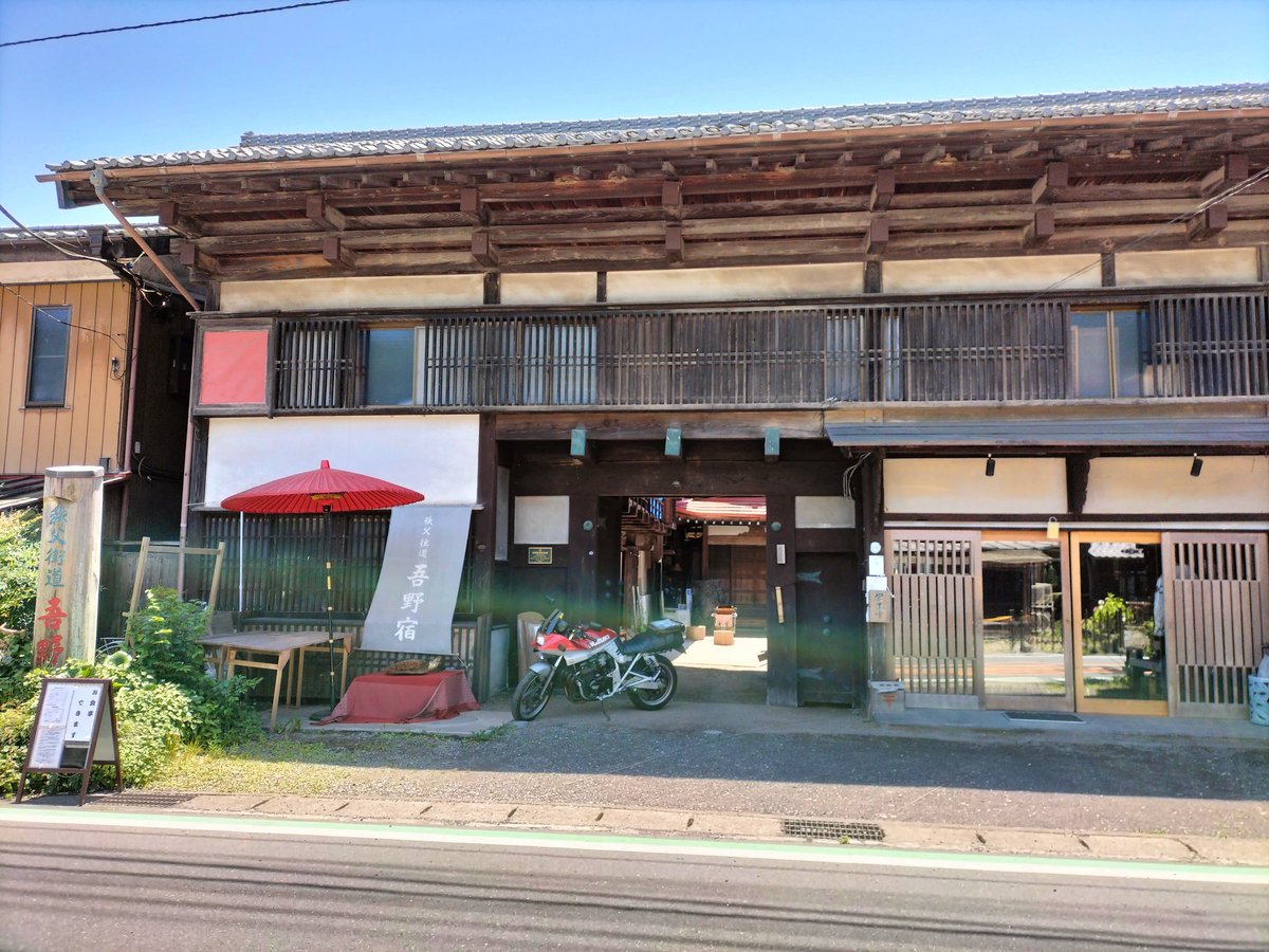 aganosuke0514's tweet photo. 気温はソコソコの風は心地良き飯能市奥座敷吾野宿、あがの助に御座います🙇♂
日差しが少々キツイですな…
#古民家カフェ吾野宿
#cabkoskitchen #吾野かき氷 にてクールダウンも出来ます。直下の河原でひと休み…涼を楽しんで頂くのもまた一興👍
皆様の健康と安全を願いまして🙇♂ https://t.co/sMC9IEwJjj