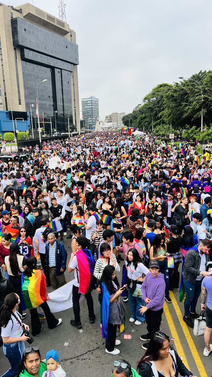 ACNURPeru's tweet photo. Un año más participando en la @MarchaOrgulloPe 
Celebramos la diversidad y desde @ACNURPeru estamos #orgullosos de poder formar parte de esta multitudinaria participación.

Gracias a todxs por sumarse hoy.
Estamos ConLesRefugiades 
❤️🧡💛💚💙💜
#Orgullo 
Gracias al apoyo de #SPL https://t.co/PrMfKRbClt