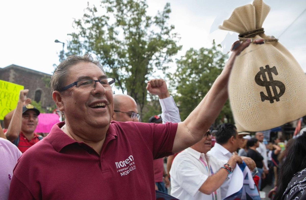 CorruptoMercado's tweet photo. El panista @Victor_MercadoS presume que está presente en el #AMLOFest y ahora apoya a #Morena en el #Zócalo de la #cdmx, todo sea por seguir saqueando a #Morelos https://t.co/cFfvbTwYB8