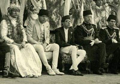 sanatanchautari's tweet photo. - खगेन्द्र गिरी कोपिला🖊️

प्रधानमन्त्री चन्द्रशमशेर राणाको जगजगीको समय थियो । सेरेमोनियल राजतन्त्रको रुपमा राखिएका राजा पृथ्वी वीरविक्रम शाहदेवको उमेर ३० वर्ष नाघी सकेको थियो । उनका चारवटा रानी थिए । तर पुत्रको जन्म भएको थिएन। राजाको अल्प आयु हुने भएकोले यी राजा पुत्रविहिन नै स्वर्गे हुन्छन् कि भन्ने चिन्ता थियो । राजा पृथ्वी वीरविक्रम शाहदेवको उत्तराधिकारीको रुपमा उनका टाढाका भतिजालाई युवराज तोक्ने सुरसार गरिदै थियो।

राजा पृथ्वी वीरविक्रम शाहदेवका दुईटी रानी राणा खलककी कन्या र दुईटी रानीको माइती भारतको हिमाञ्चल प्रदेशमा थियो। चन्द्रशमशेर आफ्नै राणा खलककी चेलीको गर्भबाट भावी राजाको जन्म होस् भन्ने चाहन्थे। तर बिधाताको लेखान्त राजा पृथ्वी वीरविक्रम शाहदेवकी माइली रानी लक्ष्मीदिव्येश्वरी देवीको गर्भबाट विक्रम संवत् १९६३ साल आषाढ १७ गते उनको एकमात्र पुत्रको जन्म भयो । ती पुत्र थिए श्री ५ त्रिभुवन वीरविक्रम शाहदेव।
महारानी लक्ष्मीदिव्येश्वरी देवीको माइती भारतको पर्वतीय राज्य हिमाञ्चल प्रदेशको कांगडामा थियो। यो कांगडा भनेको त्यही ठाउँ हो जो नेपाली सेनाले आफ्नो एकीकरण महाअभियानको झण्डा फहराएको सबैभन्दा पश्चिमी विन्दु हो। त्यो भन्दा पश्चिम नेपाली सेना गएन। 
श्री ५ त्रिभुवनको १९६८ सालमा ५ वर्षकै उमेरमा राज्यारोहण भएपछि आमा लक्ष्मीदिव्येश्वरी देवीले छोराको नायब भएर १३ वर्षसम्म राजकीय जिम्मेवारी वहन गरेकी थिइन्। 
आफ्नो समयका सबैभन्दा सुदर्शन, मृदुभाषी र आकर्षक राजाको रुपमा विख्यात श्री ५ त्रिभुवनको नेपालमा प्रजातन्त्र स्थापनामा मात्र होइन यो देशको स्वतन्त्र अस्तित्व जोगाउनमा पनि महान योगदान छ। 

२००७ सालमा राणा जनरलहरुको पञ्जाबाट फुत्केर   शरणार्थी भै दिल्ली पुगेका श्री ५ त्रिभुवनलाई भारतीयहरुले भारतमा विलय हुन धेरै फकाएका थिए । आर्यावर्त भूखण्डका ५९४ वटा राजाहरुलाई भारतमा विलय हुनको निम्ति सहमत गराइसकेको नेहरुतन्त्रले श्री ५ त्रिभुवनलाई भने गलाउन सकेन। 

‘नेपालीले श्रद्धाले शरण पर्न र प्रेमले निहुरिन जानेको छ तर आफ्नो अस्तित्व मेटिने गरि परजीवि हुन जानेको छैन’ भनेर उनले विलयका प्रस्तावहरु अस्वीकार गरिरहे । भारतले त्यतिखेरका नेपाली पार्टीहरुलाई त फकाइहान्न सकिन्थ्यो तर भारतीय सेनाको गोरखा रेजिमेन्टले विद्रोह गर्ला भन्ने डरका कारण विलयको कुरालाई दबाबमुलक बनाउन सकेन। अन्ततः आफ्नै देशका पार्टी र नेताहरुलाई बागडोर सुम्पेर आफू सेरेमोनियल राजा हुन फेरि स्वदेश फर्किए । २००७ साल फाल्गुण ७ गते प्रजातन्त्रको घोषणा गरेर श्री ५ त्रिभुवनको वाणीबाट नेपाली इतिहासमा एउटा सुनौलो पाना थपियो । नेपाली समाज सदैव उनको ऋणी रहने छ।

आज आषाढ १७ गते ११८ औं जयन्तीका अवसरमा स्वर्गवासी राजा ५ त्रिभुवन वीरविक्रम शाहदेवमा कोटीकोटी नमन। 

प्रस्तुत चित्रको देव्रे पट्टि श्रीपेच र माला लगाएका प्रधानमन्त्री मोहन शमशेर राणा हुन् । त्यसपछि क्रमशः श्री ५ त्रिभुवन (सेतो दौरासुरवाल र सेतै कोटमा)  र तीन जना राजकुमारहरु महेन्द्र, हिमालय र वसुन्धरा।