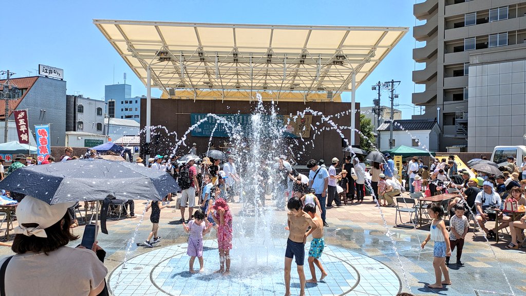 oideyozkz's tweet photo. 善光寺周辺、気温もグングン上がり真夏日に。
表参道では夏祭り開催、歩行者天国になっています。
#善光寺表参道夏祭り
#イマソラ
#長野市 https://t.co/VR6UVEDPQ4