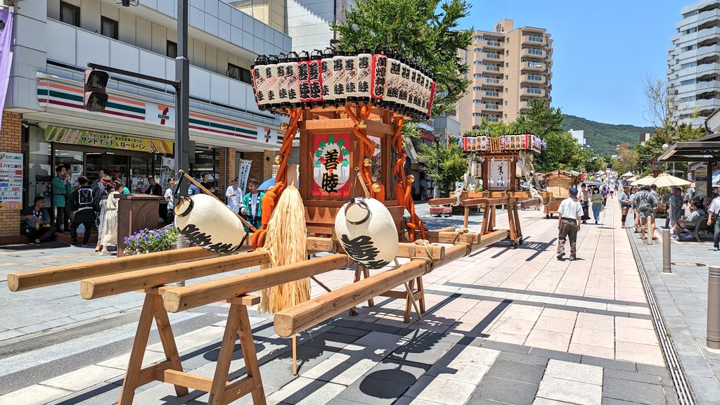 oideyozkz's tweet photo. 善光寺周辺、気温もグングン上がり真夏日に。
表参道では夏祭り開催、歩行者天国になっています。
#善光寺表参道夏祭り
#イマソラ
#長野市 https://t.co/VR6UVEDPQ4