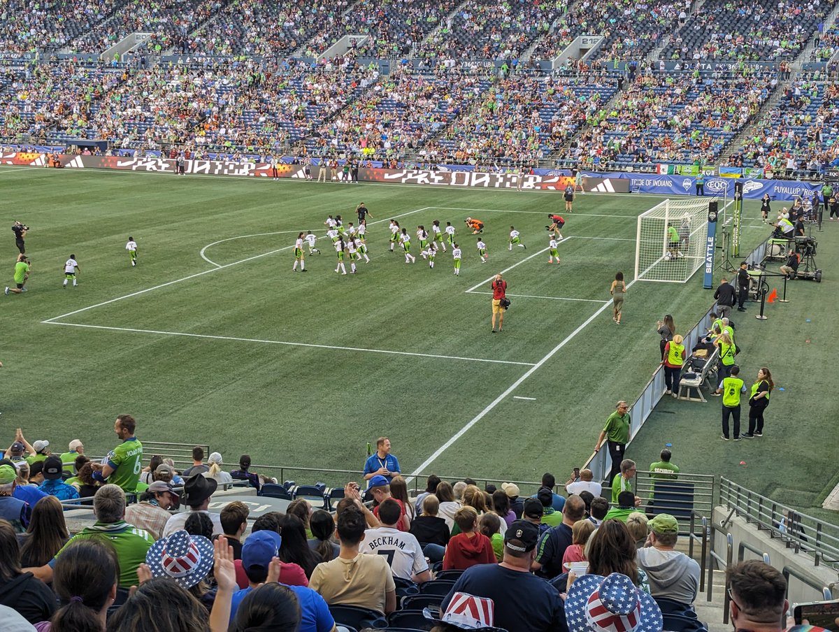 34FelixForever's tweet photo. @brad_evans3 &amp; @JamesRiley7 vs 26 kids.
Kids 3 - Brad &amp; James 1 
And @Krowe210 gets a red card for more than 2 Sounders players on the field.
#Sounders https://t.co/7VGyKiYWoo