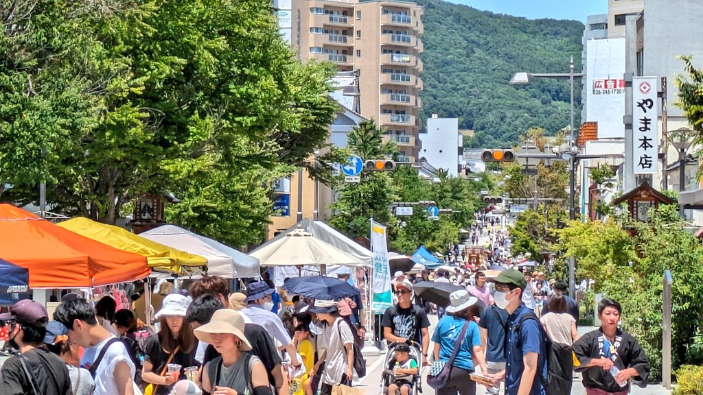 oideyozkz's tweet photo. 善光寺周辺、気温もグングン上がり真夏日に。
表参道では夏祭り開催、歩行者天国になっています。
#善光寺表参道夏祭り
#イマソラ
#長野市 https://t.co/VR6UVEDPQ4
