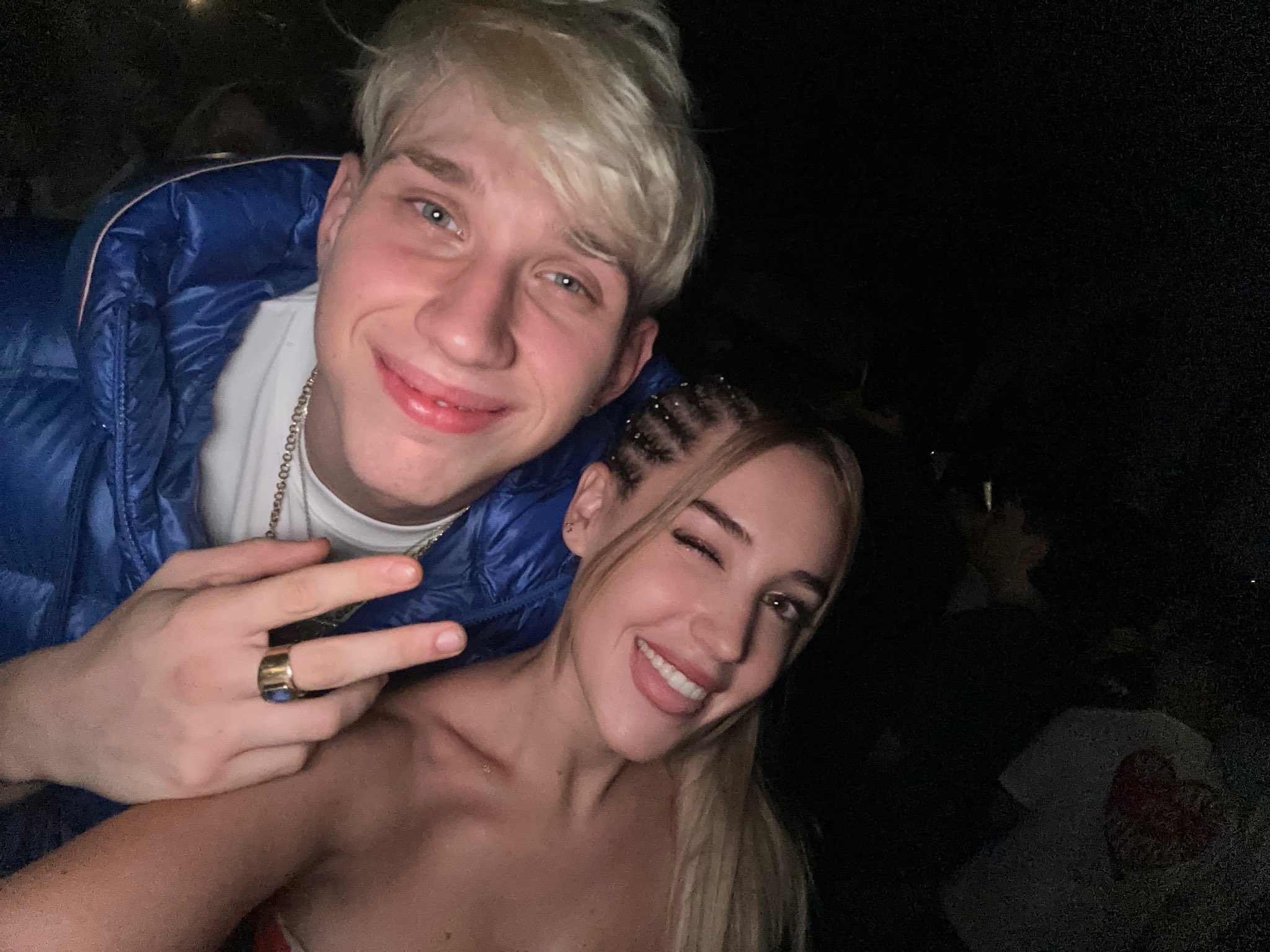 Lluna Clark on X: Me he encontrado a este chaval de fiesta @brunenger que  pensáis de él ?? t.cotOJywkjI4w  X