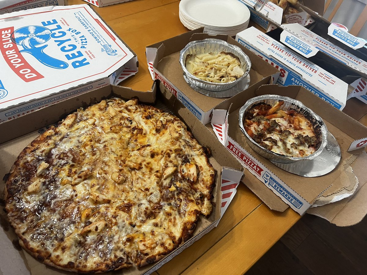 yoogwar's tweet photo. @dominos why do my pastas look half eaten already when it just got delivered? And all the cheese slid to one side of the pizza. https://t.co/1tRFVBUTX4