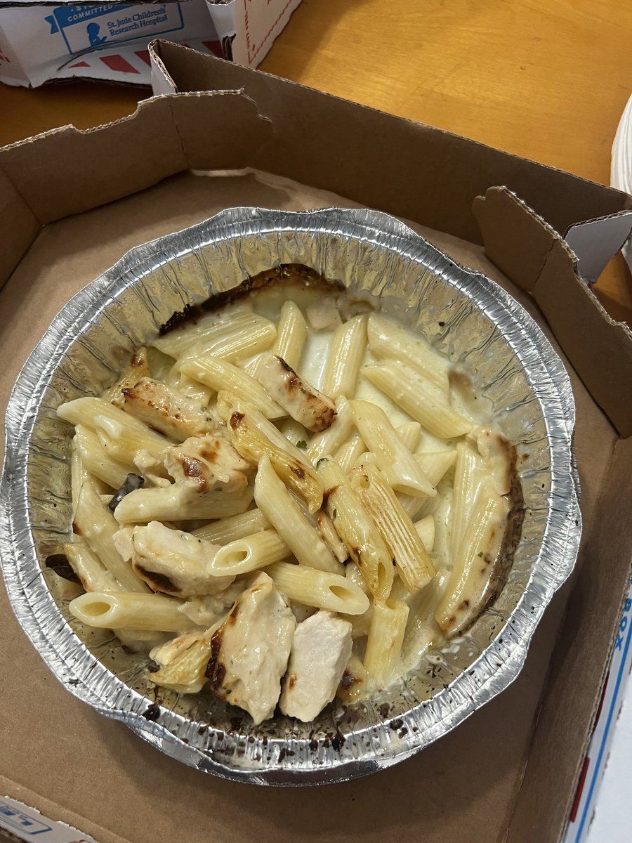 yoogwar's tweet photo. @dominos why do my pastas look half eaten already when it just got delivered? And all the cheese slid to one side of the pizza. https://t.co/1tRFVBUTX4