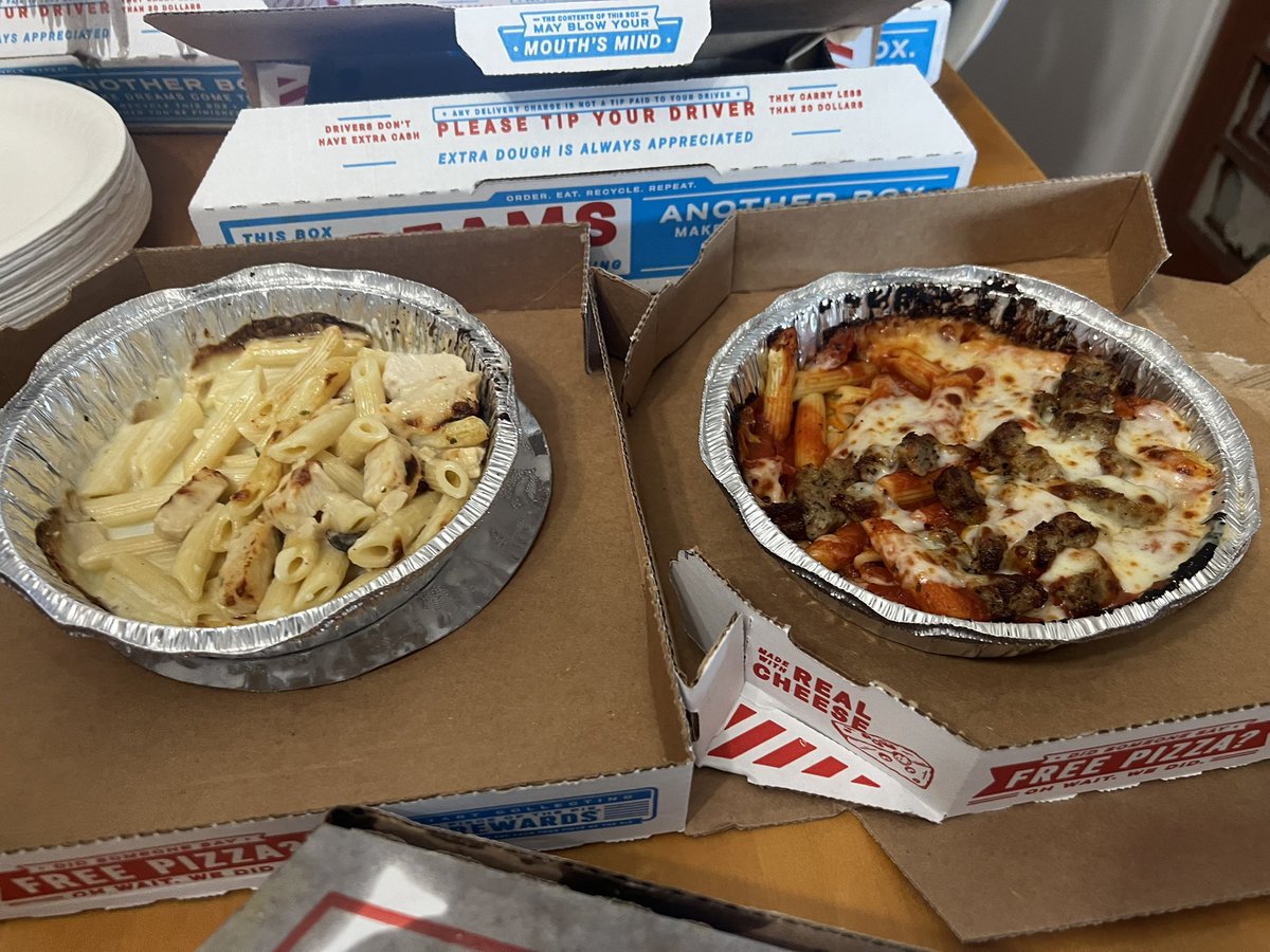 yoogwar's tweet photo. @dominos why do my pastas look half eaten already when it just got delivered? And all the cheese slid to one side of the pizza. https://t.co/1tRFVBUTX4