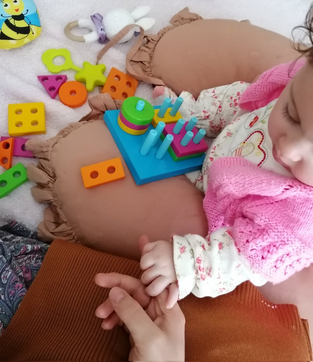 aksuryhan's tweet photo. Anneysen hastalanamazsın. kolumu kaldıracak gücüm yok ama Ayperiyle hırkaları giydik şu şekil oyun oynuyoruz... 🤧🤒 https://t.co/0w4wCSPV0M