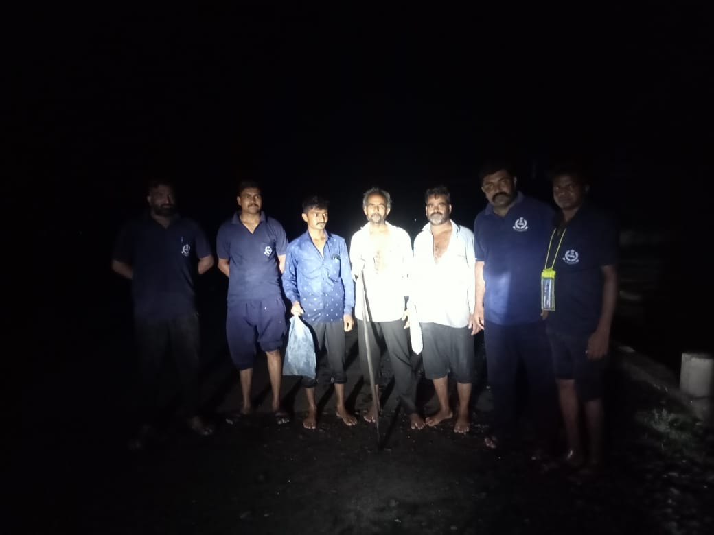 collectorjunag's tweet photo. કેશોદ તાલુકાના ઘોડાસર ગામની ભગાવો નદીની નજીકમાં આવેલ મકાનમાં 2 લોકો ફસાયેલા હતાં. જેને કેશોદ નગરપાલિકા ફાયર ટીમ દ્વારા રેસ્કયું કરી સલામત સ્થળે ખસેડવામાં આવેલ છે.
@CMOGuj @RaghavjiPatel @Manish_guj @InfoGujarat @JunagadhGog @revenuegujarat https://t.co/S14AKLpAzS