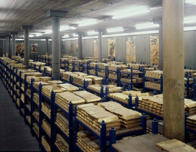 WhoossNews's tweet photo. Prancis memiliki cadangan emas terbesar keempat, 2.436 ton tanpa satu pun tambang emas di Prancis.

Mali yang diduduki Prancis tak memiliki cadangan emas di banknya, meski memiliki 860 tambang emas dan menghasilkan 50 ton per tahun.

Bagaimana Prancis mendapatkan semua emas itu? https://t.co/HE2nhPzu8B