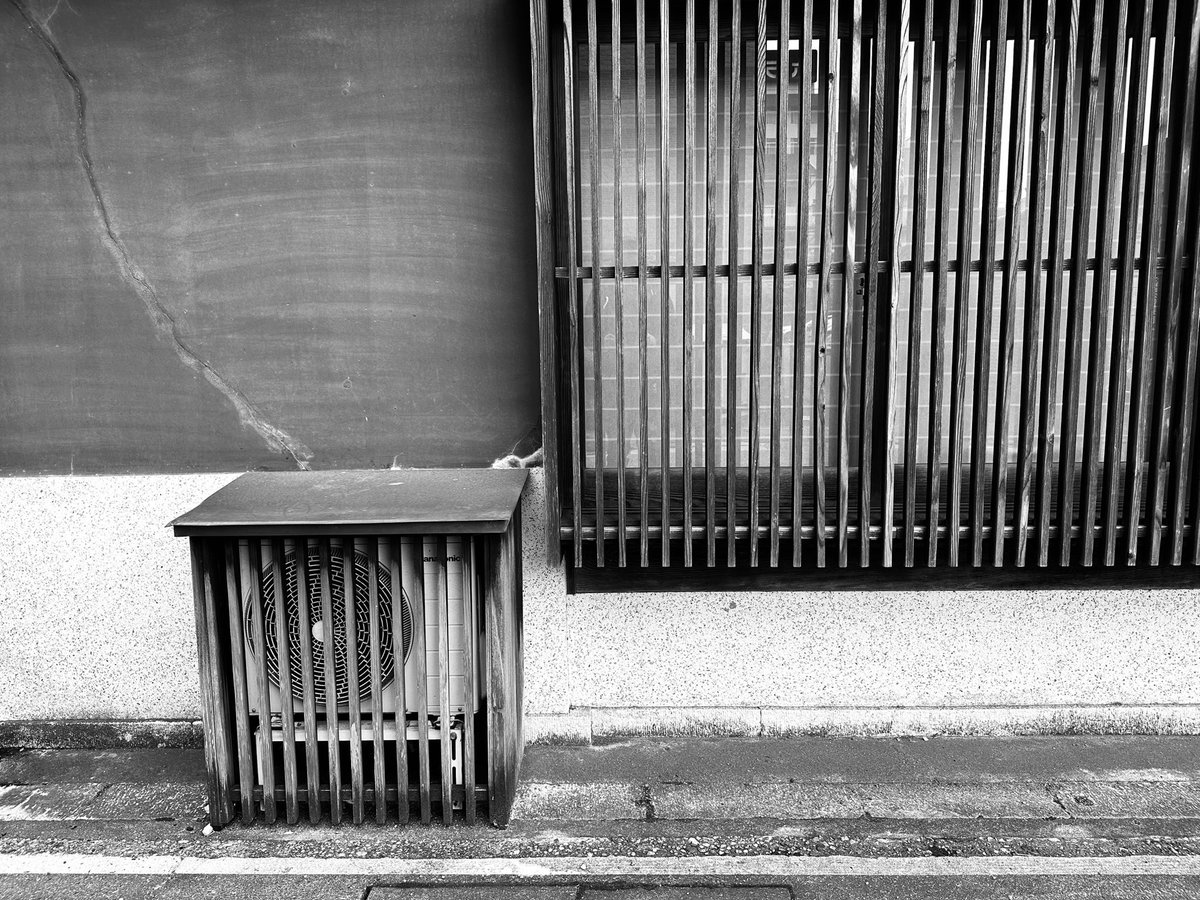 HiroTakeuchi's tweet photo. Window and condenser unit.
#Window
#Condenserunit
#窓
#室外機
#Monochromephotograph
#Blackandgrayphoto https://t.co/mAcdKOa0If