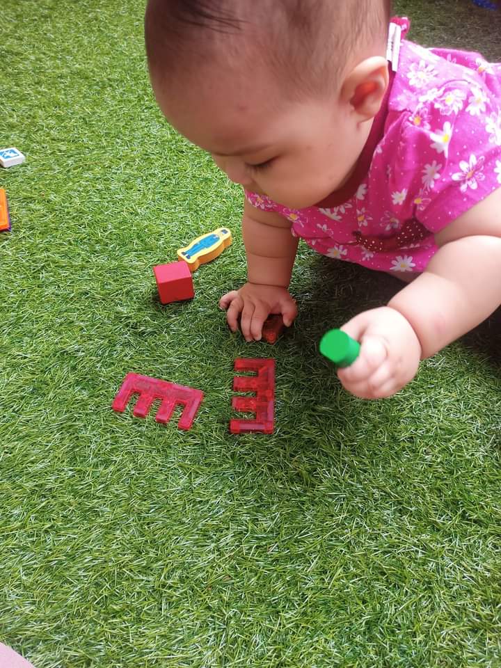 wannursyakira2's tweet photo. Nak buat apa dengan bayi 9 bulan untuk ransang dia bercakap ?

Nak anak boleh bina perkataan pertama, kena mula dari anak baru lahir lagi. Bercakap dengan matlamat supaya anak mendengar .

Apa yang saya buat  untuk bantu Sofiyyah, ketika umur 9 bulan bercakap ? 👇 https://t.co/M6R9t58gDM
