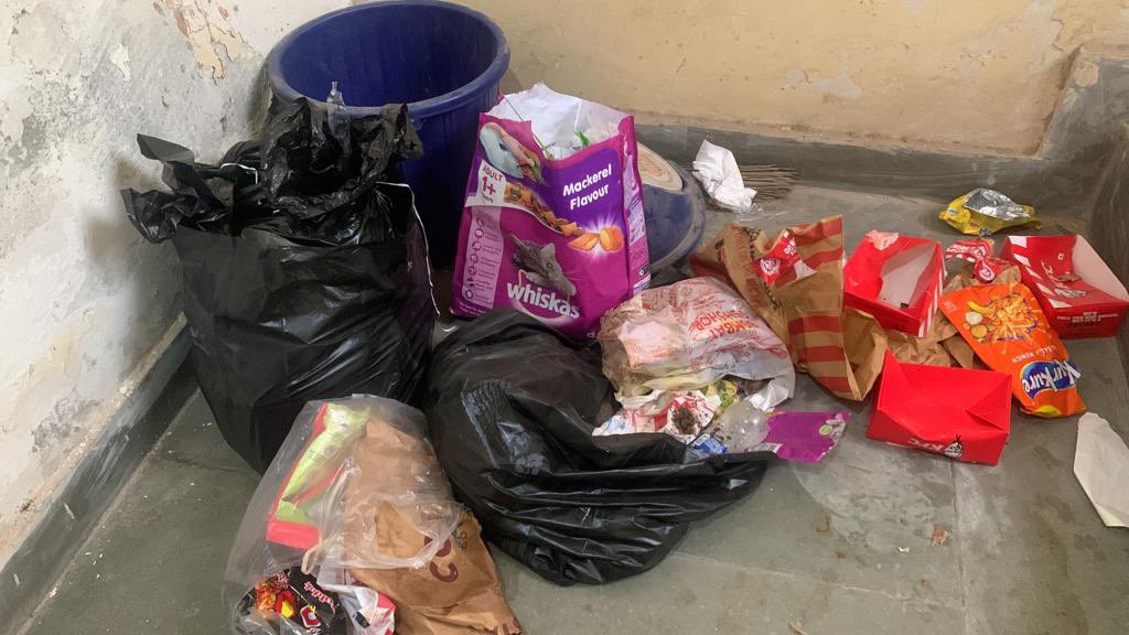 rwasushantlok2's tweet photo. @MunCorpGurugram @DC_Gurugram @CPCB_OFFICIAL @cmohry @pcmeenaIAS "📢 Urgent Attention Required! 🗑️ The garbage collection system in Sushant Lok 2&amp;3 is in a critical state. Garbage remains uncollected for 9 consecutive days,  @MCG_Haryana, please  help https://t.co/Vcym0NoS1k