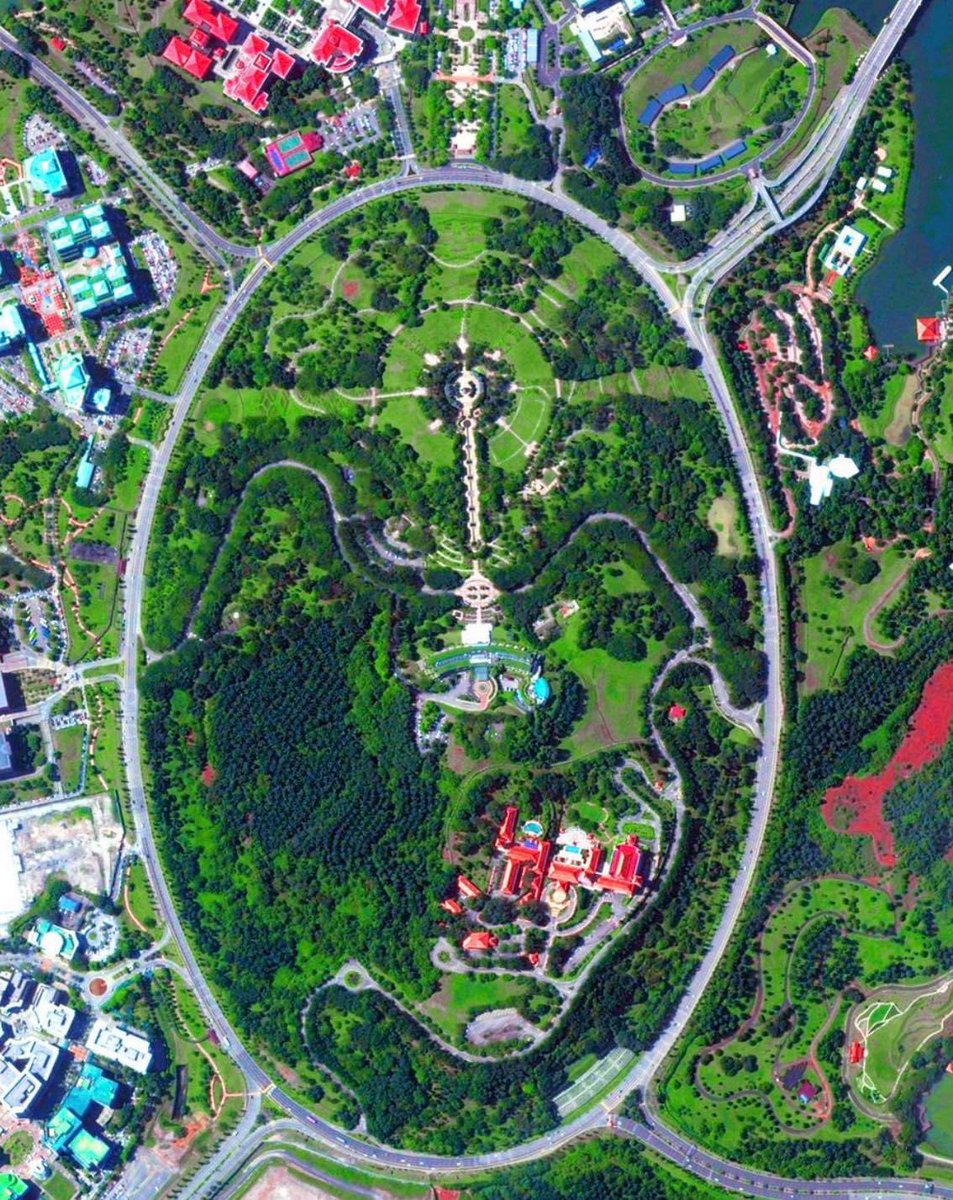 AbudiAlsagoff's tweet photo. Tahukah anda bulatan roundabout terbesar dunia terletak di Malaysia?

Ramai tak perasan walau setiap hari lalu kawasan ni. 

Cuba teka di mana? https://t.co/EmOfU5uukZ