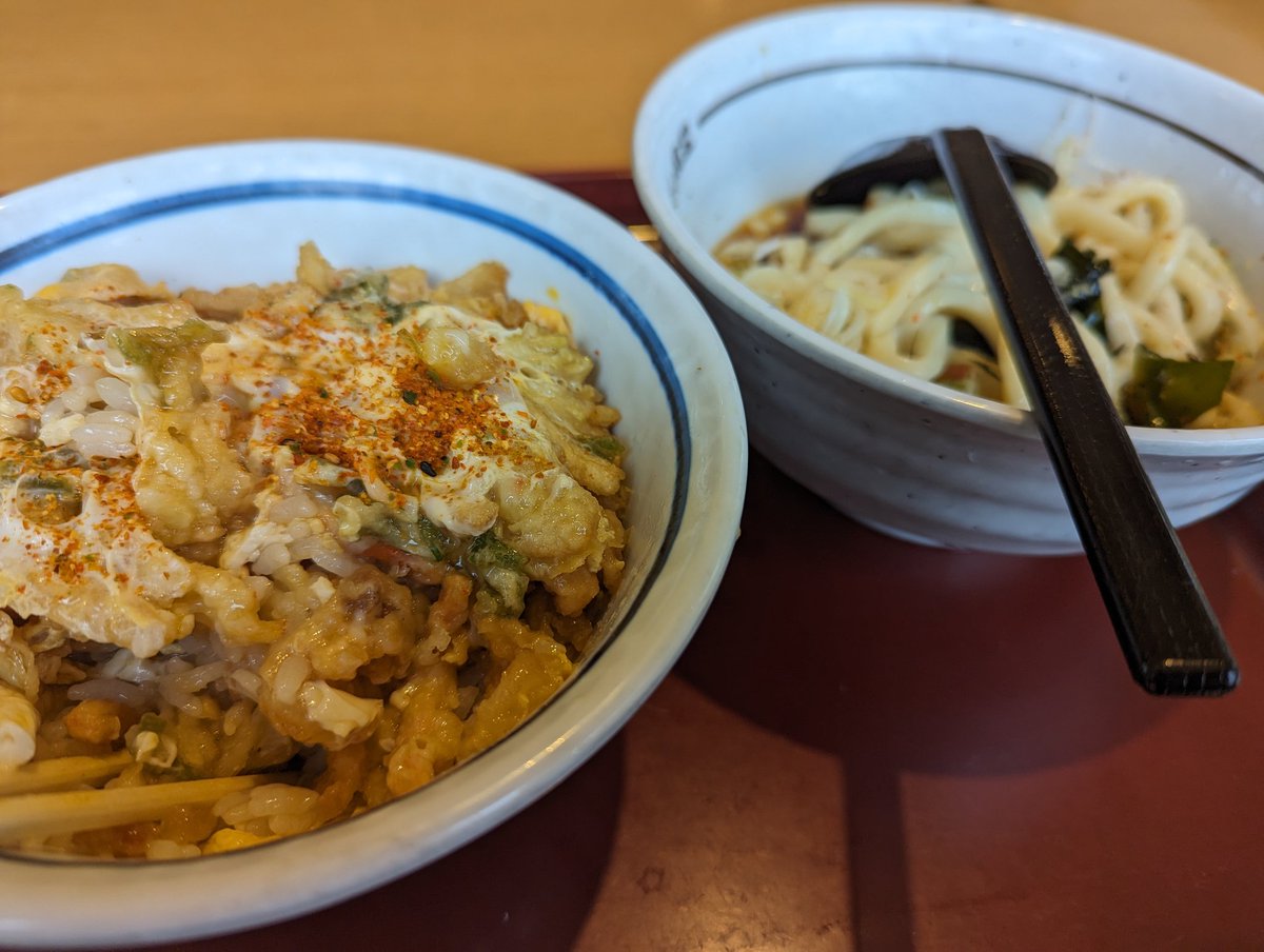 studyclubyono's tweet photo. 埼玉県のソウルフード♪
山田うどんさんのかき揚げ丼とうどんのセットを食べると、創業の頃の思い出がたくさん蘇ります。

今、スタディクラブを運営できることに感謝が溢れます。

今年の夏も、全力で走ります！！

#山田うどん　#スタディクラブ　#夏期講習 https://t.co/SK0bsjIJzF