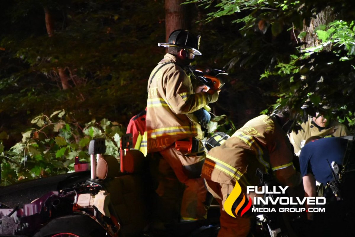 FullyInvMedia's tweet image. Charlotte Firefighters from Station 39 &amp;amp; Station 24 working to extricate a driver from a crash after a vehicle hit a tree on 4 Mile Creek Rd Near Raintree Ln. On July 1st in South Charlotte. MEDIC transported one to a hospital for treatment.