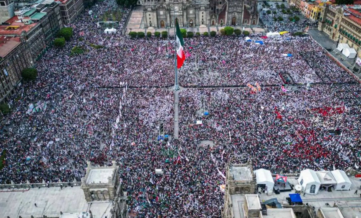 lopezdoriga's tweet image. Calculan que 250 mil personas asistieron al #AMLOFest en el Zócalo.

bit.ly/3CSJ7Ai