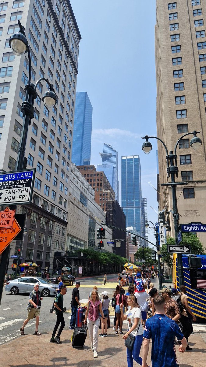 dmkenward's tweet photo. Fantastic time spent @EdgeNYC. Great experience. Did the ledge drop, or I levitate? #NewYork #TheEdge #Edge https://t.co/UcdTyt7XDj
