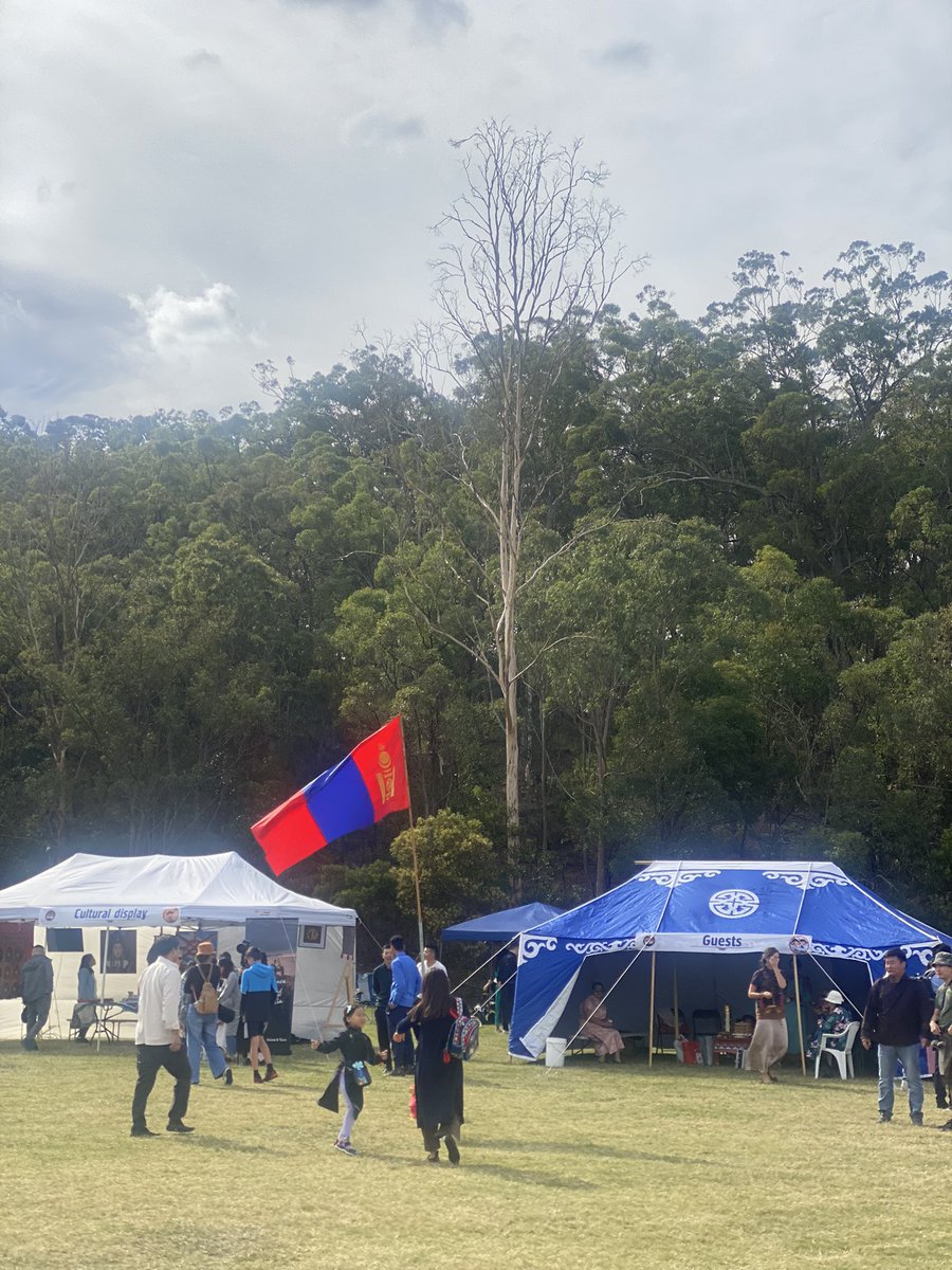 Домгийн шувуу үргээж харьд суугаа  Моннолчууд минь наадаж байна