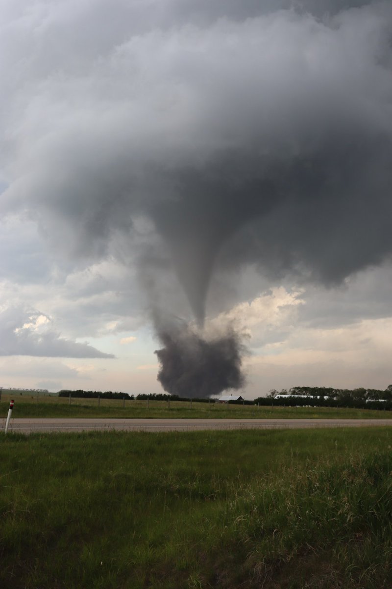 BenChernesky's tweet image. #abstorm I’ll never forget seeing the sheer scale of today’s tornado near Didsbury so close up