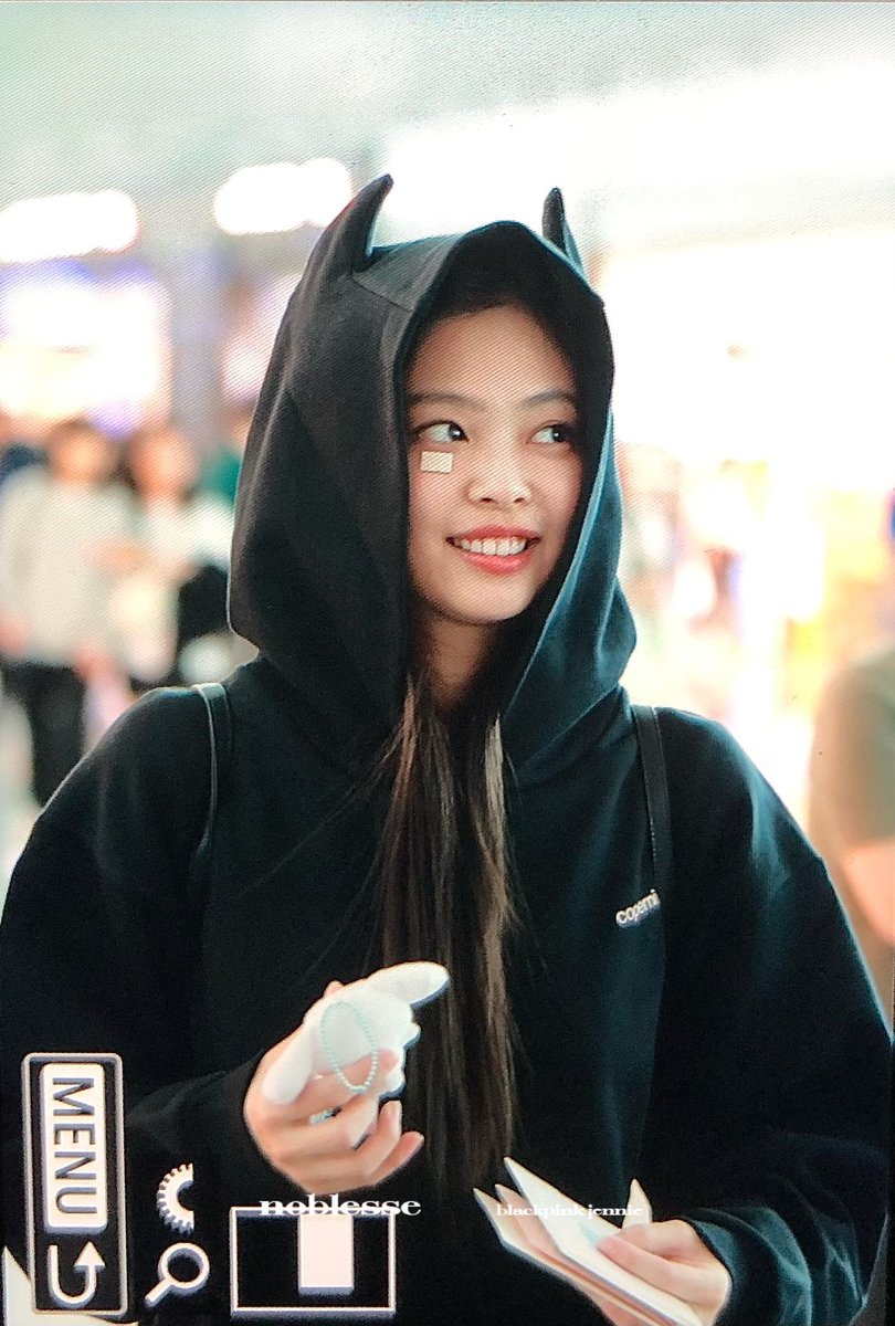 📌| ALERTA IT GIRL: O moletom da Coperni que Jennie estava usando