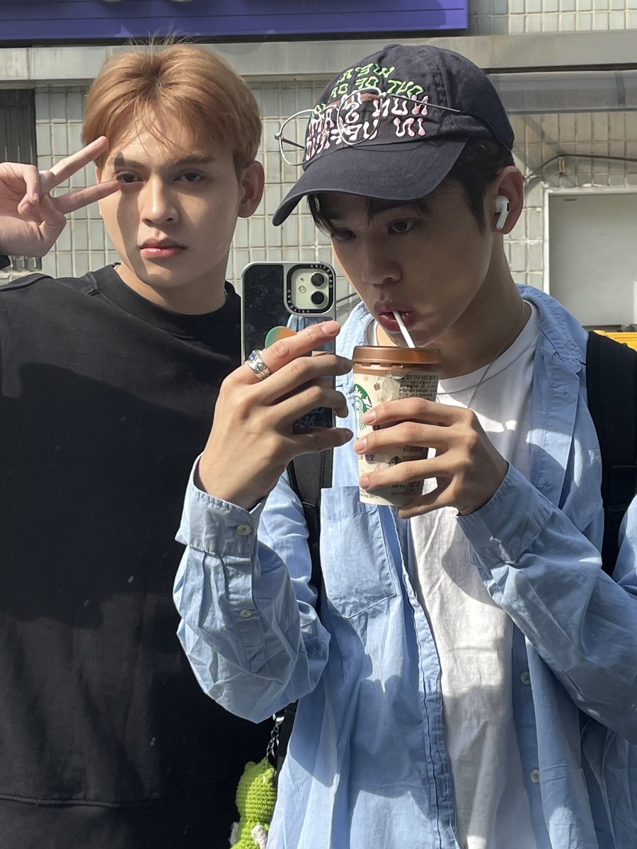 HORI7ON_twt's tweet image. [🐲] there are mirrors everywhere here. you can't resist the urge to take a mirror selfie hahahaha!

#HORI7ON #호라이즌 #VINCI #빈치