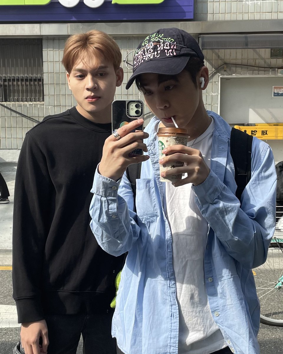 HORI7ON_twt's tweet image. [🐲] there are mirrors everywhere here. you can't resist the urge to take a mirror selfie hahahaha!

#HORI7ON #호라이즌 #VINCI #빈치