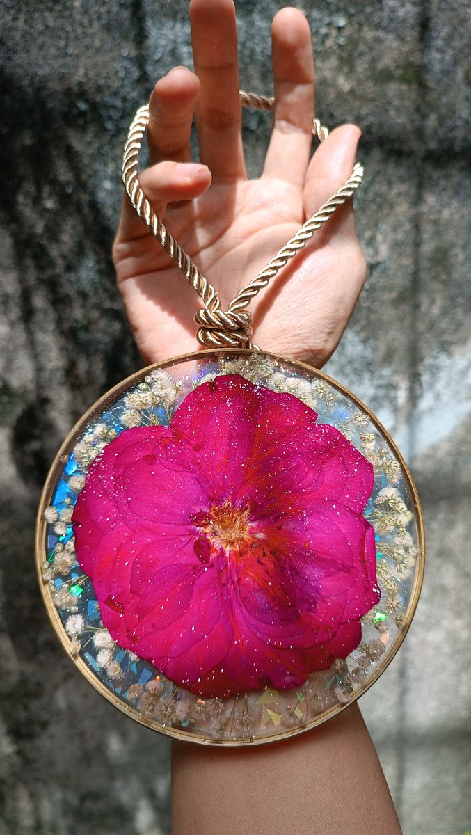 Ada someone hantar bouquet rose  minggu lepas untuk commission resin . So ni hasil dia. 😍🌹