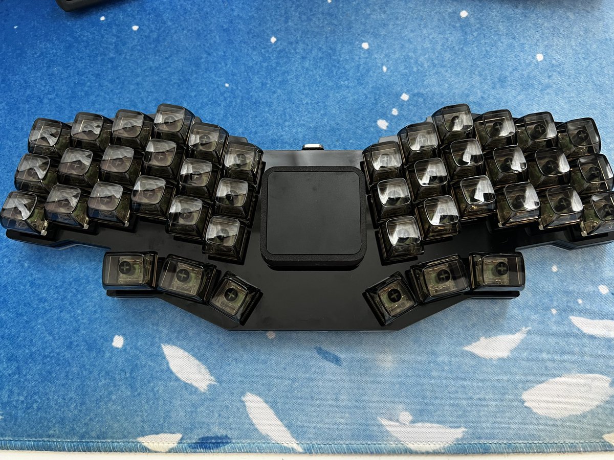 pos9inc's tweet photo. やっとできたー！ledは相変わらず細かくて疲れる。。
トラックパッドの精度はいいしモーターの振動もわかりやすくてめっちゃ気に入った😍
初Vialで慣れてないから色々見てみよ！

#Ieneko42C #自作キーボード https://t.co/ECShDoFGIH
